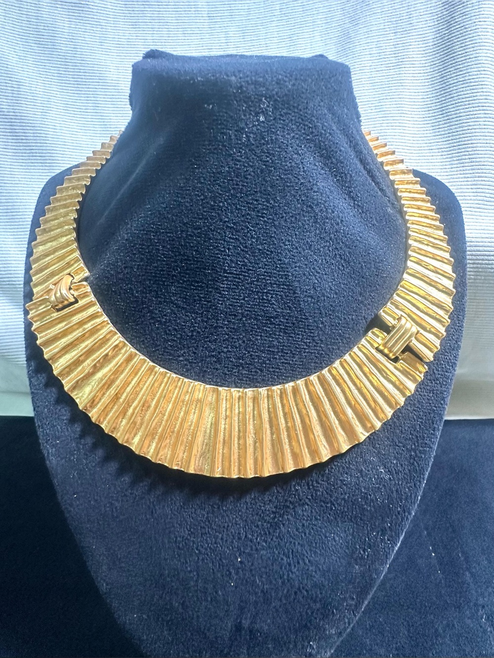 Beautiful Cleopatra Textured 3-Dimensional Collar Necklace